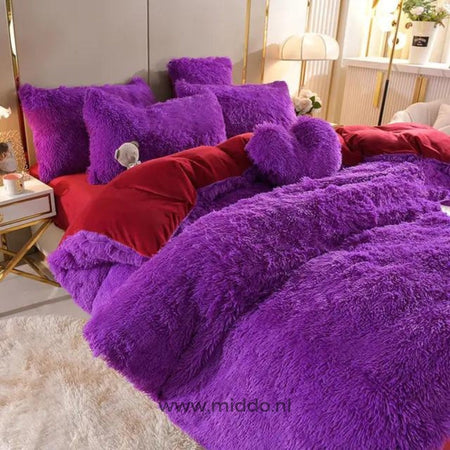 Foto van 5 set paars fluffy fleece beddengoed met gratis hartjes kussen netje opgemaakt op bed met kleine grijze knuffelbeer.