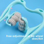 Foto van zes wiel drukpunt massager liggend op een blauwe ondergrond met beweegbare wielen.