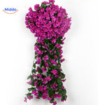 Donkerroze  charmante orchideeën aan de muur