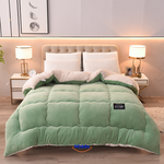 ComfortLux wol-velvet deken in groen op bed