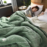 CozyFleece groen pluche woldeken op bed met slapende persoon