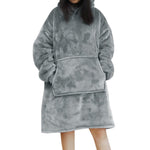 Persoon draagt een grijze Sherpa Fleece XXL hoodie.