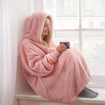 Persoon draagt een roze Sherpa Fleece XXL hoodie, ontspannen thuis.