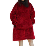 Persoon draagt een rode Sherpa Fleece XXL hoodie.