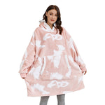 Persoon draagt een wit-roze Sherpa Fleece XXL hoodie.