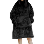 Persoon draagt een zwarte Sherpa Fleece XXL hoodie.