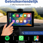 Carplay hangend aan autoraam en een vinger drukt op een app.