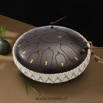 Handen bespelen een bronzen Harmonii KlankOase Steel Tongue Drum met mallets
