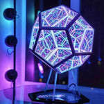 Infinity Light op een bureau met veelkleurige verlichting.