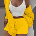 Vrouw in gele SheCutie comfy set met short, top en vest op grijze achtergrond