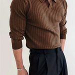 Modellen dragen bruine Vitaknit MuscleFit truien