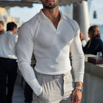 Modieuze witte Vitaknit MuscleFit trui gedragen door model 