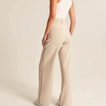 Vrouw showt de achterkant van de wijde pantalon beige