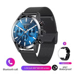 Een Zwarte metalen Smart Watch Horloge met een blauwe wijzerplaat aanduiding van dag, tijd, stappenteller, weergegevens en batterij met een zwarte metalen horlogeband.