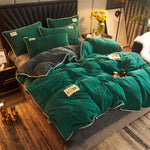Groen en grijs fluwelen pluche dekbedovertrek op een luxe bed