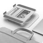 Opvouwbare laptopstandaard naast tas en laptop op wit oppervlak.