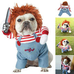 Bulldog in griezelig popkostuum met rood haar en mes, verschillende poses.