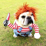 Bulldog in griezelig popkostuum met rood haar en mes