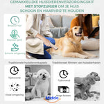 Gemakkelijke huisdierverzorgingskit met stofzuiger, hond geniet van verzorging.
