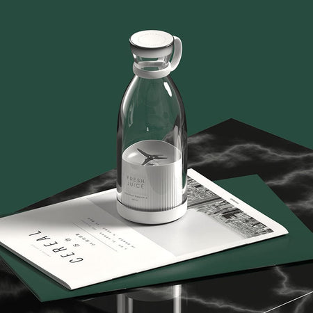 Draadloze blender op een tafel met boeken.